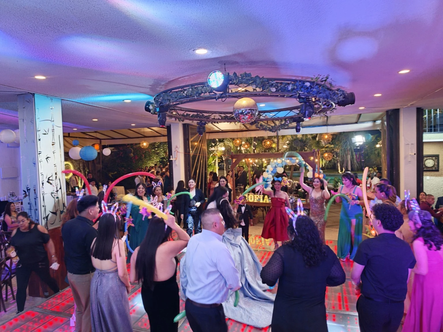 Batucada con globos y luces de colores en el salón