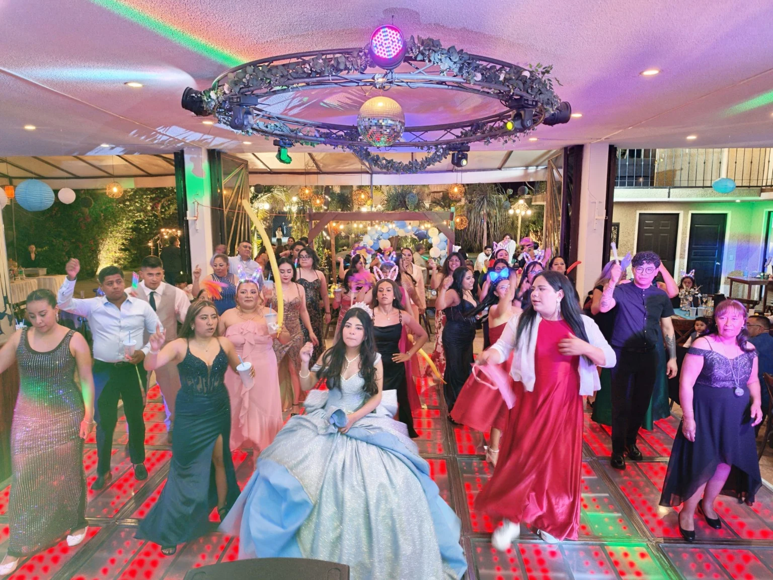 Invitados bailando en una pista iluminada