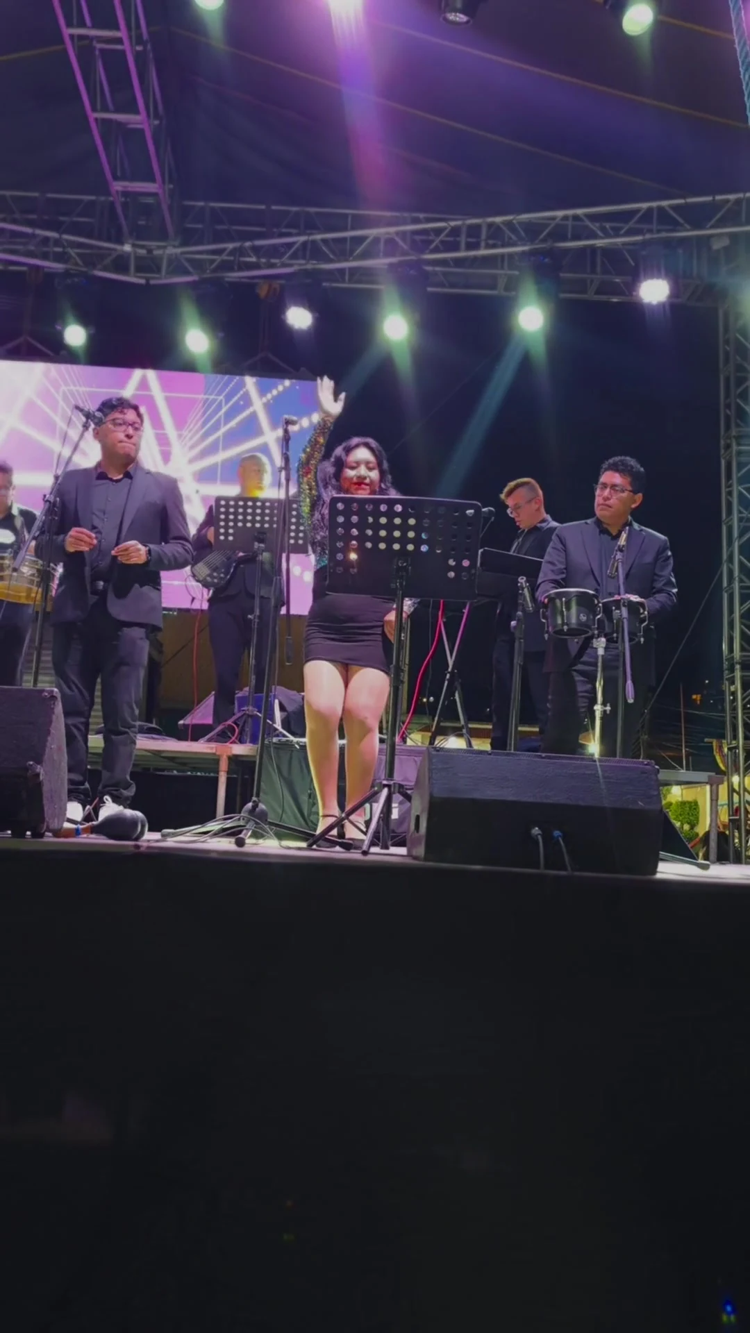 Cantantes y músicos de Sentimiento Latino en el escenario