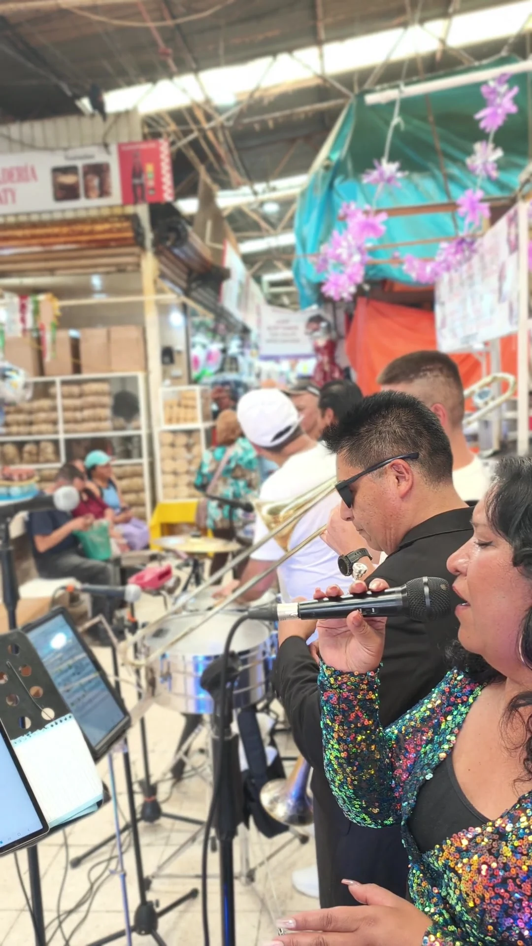 Cantante y trompetistas de Sentimiento Latino durante una presentación