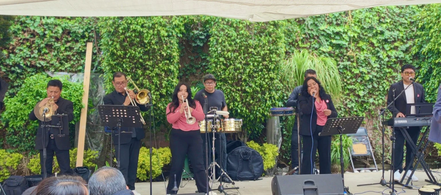 Sentimiento Latino durante una presentación al aire libre