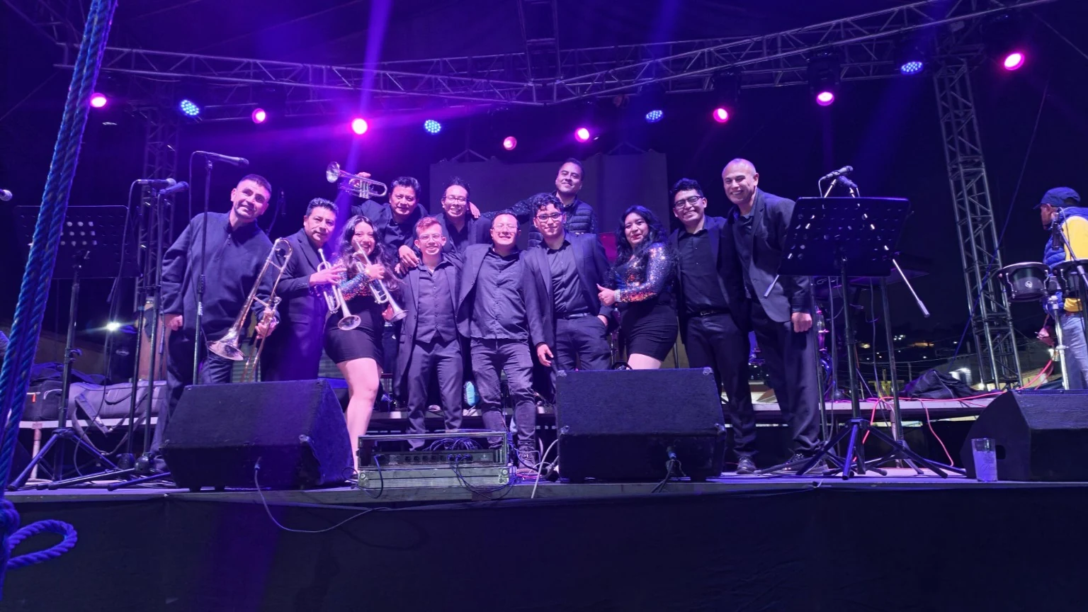 La orquesta Sentimiento Latino reunida en el escenario